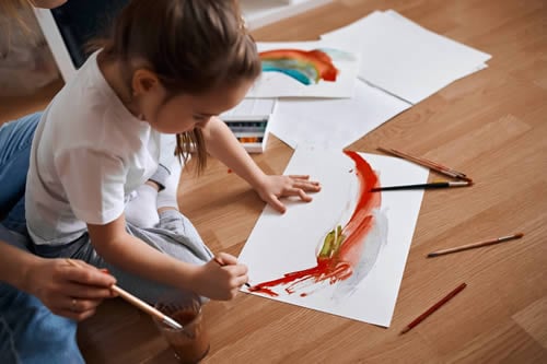 child painting to express