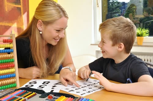 sen tutor with child teaching maths