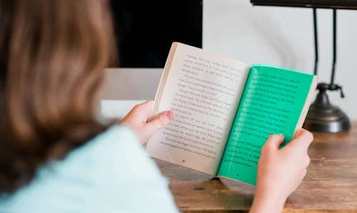 child reading with dyslexia aid